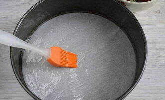 Lót chảo bằng giấy nướng và phết bơ.