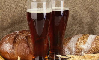 Sila av kvasset. Förvara hemmagjord kvass svalt och servera i höga glas. 