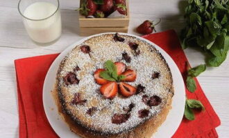 Trang trí bánh charlotte với đường bột, đặt bạc hà và một vài quả mọng lên trên. Chúc ngon miệng!