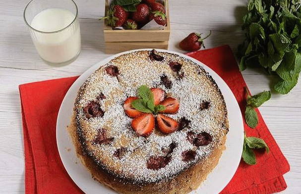 Charlotte với dâu tây