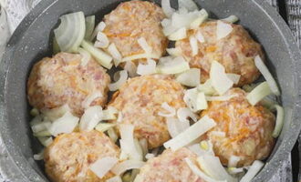 Pinong tumaga ang ikalawang kalahati ng sibuyas at iwiwisik sa ibabaw ng mga cutlet.