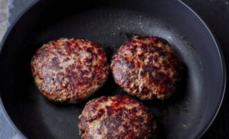 Giet plantaardige olie in een hete koekenpan en bak de schnitzels aan beide kanten op hoog vuur. Zet vervolgens het vuur lager, dek de pan af met een deksel en laat de schnitzels gaar worden.