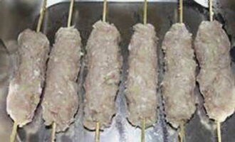 Lägg arbetsstycket på ett grillgaller eller bakplåtspapper och grädda i ugnen på 200 grader i 20-30 minuter. Lägg arbetsstycket på ett grillgaller eller bakplåtspapper och grädda i ugnen på 200 grader i 20-30 minuter.