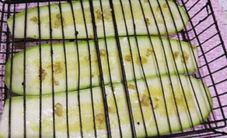 Pensla zucchinin med aromatisk olja på båda sidor och lägg på grillen.