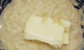 Separat se bat albusurile pana se formeaza o spuma stabila si se toarna in masa principala cu aluatul. Dacă este necesar, cerne aici făina rămasă.