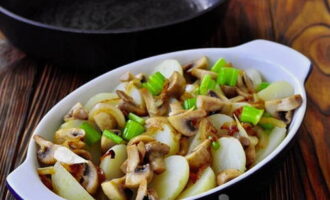 Talleu les patates per la meitat i poseu-les en una safata de forn. Poseu els bolets i la ceba fregits a sobre de les patates. Talleu les patates per la meitat i poseu-les en una safata de forn. Poseu els bolets i la ceba fregits a sobre de les patates.