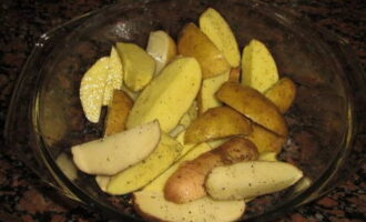 Bago maghurno, ihanda ang patatas. Hugasan ito ng maigi at gupitin sa apat na bahagi. Hindi na kailangang balatan ang patatas. Budburan ito ng asin, paminta at mantika.