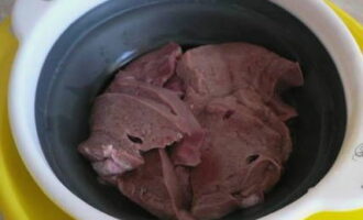 Paano magluto ng atay ng baboy sa kulay-gatas at mga sibuyas sa isang kawali? Inalis namin ang mga pelikula mula sa atay, alisin ang mga ugat at banlawan nang lubusan. Pinutol namin ito sa medium-sized na mga piraso at ilagay ito sa isang colander. Pakuluan ang tubig at pakuluan ang atay para manatiling malambot.