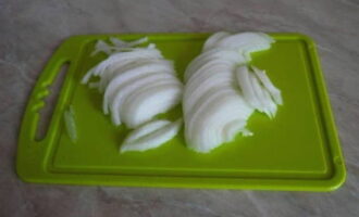 Habang ang atay ng baboy ay pinirito, alisan ng balat at gupitin ang sibuyas sa kalahating singsing.