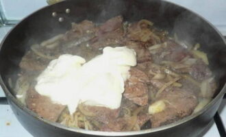 Paminta sa panlasa at magdagdag ng kulay-gatas.