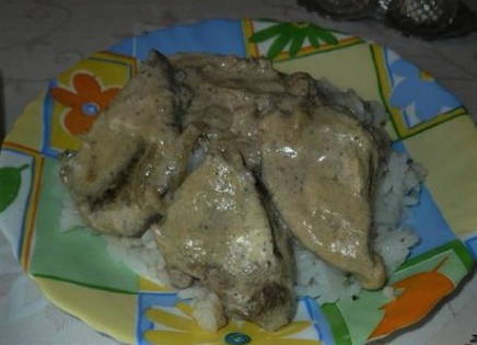 Ang atay ng baboy sa kulay-gatas na may mga sibuyas sa isang kawali