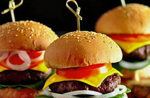 Als er bij het doorboren helder sap uit de schnitzels komt, zijn ze klaar en kun je doorgaan met het samenstellen van de burger.