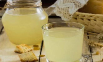 Đặt chai kvass ở nơi tối, mát mẻ trong 2 ngày. Đồ uống sẽ có ga nên bạn nên mở nắp thật cẩn thận.