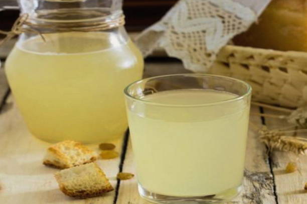 Kvass từ nhựa cây bạch dương với nho khô
