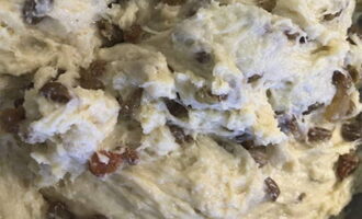 Afegiu les panses a la massa llevada, barregeu-ho bé i deixeu-ho durant 10 minuts. Unteu els plats de forn amb oli d'oliva i ompliu-los 1/3 de la massa. Deixeu la massa als motlles durant 10-15 minuts més. 