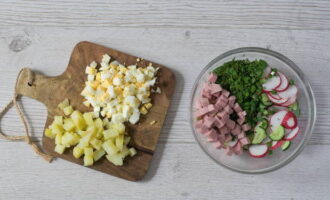 Skala den kokta potatisen och äggen och skär dem i tärningar.