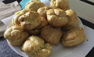 Coure els eclairs al forn a 180-200 graus durant 40 minuts.