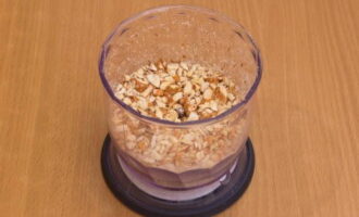 Maal de noten in een blender of hak ze fijn met een mes.