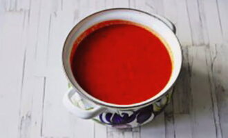 Pune gazpacho la frigider pentru o oră.