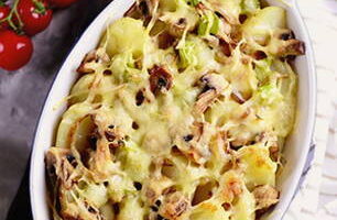 Serviu les patates al forn amb bolets calents. Si voleu, podeu remuntar el plat amb nata. Serviu les patates al forn amb bolets calents. Si voleu, podeu remuntar el plat amb nata.