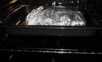 Takpan ang ulam na may foil at ilagay sa isang oven na preheated sa 180 degrees. Maghurno ng isang oras, pagkatapos ay buksan ang foil, ibuhos ang toyo sa ibabaw ng ulam at maghurno para sa isa pang 40 minuto. 