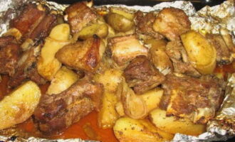 Inalis namin ang tapos na ulam at maingat na ibuka ang foil. Ang mga tadyang ay dapat na kayumanggi.
