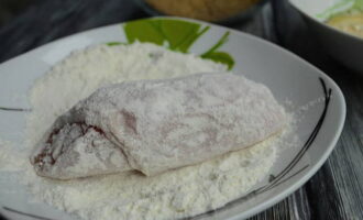 A continuació, enrotlleu cada costella per farina.