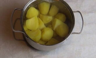 Com fer costelles de puré de patata? Peleu les patates i talleu-les en 5 parts iguals. Poseu les patates en una cassola i hi aboqueu aigua: voleu que l'aigua cobreixi completament les patates. Poseu la paella a foc fort. Esperem que l'aigua comenci a bullir i reduïm el foc. A continuació, traieu l'escuma, afegiu-hi sal i torneu a cobrir. Deixeu coure les patates durant 15-20 minuts. 