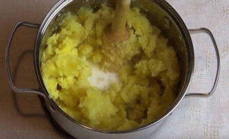 Un cop les patates estiguin cuites, escorreu l'aigua amb cura, traieu les patates i tritureu-les en un puré. Perquè el puré sigui més tendre i suau, afegiu llet tèbia durant el procés de pastat. Podeu escalfar ràpidament la llet al microones. 