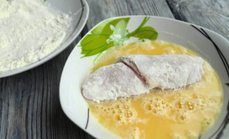 A continuació, submergiu la costella a la barreja d'ou i quefir; el líquid hauria de cobrir tota la costella.