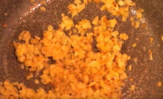 Fondre la mantega en una paella. Peleu, renteu i piqueu la ceba finament. Fregiu-lo en una paella fins que quedi taronja daurada. 