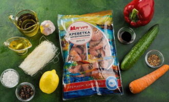 Per preparar funchose amb gambes, verdures i salsa de soja, prepararem tots els productes necessaris. Per preparar funchose amb gambes, verdures i salsa de soja, prepararem tots els productes necessaris.
