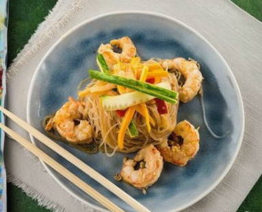 Funchoza amb gambes, verdures i salsa de soja