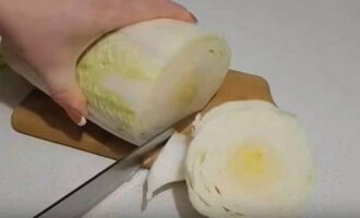 Hoe maak je koolrolletjes van Chinese kool met gehakt en rijst? Begin met het bereiden van de koolbladeren. Spoel de koolkop grondig af, er zit vaak zand of ander vuil op. Droog het af met keukenpapier. Snijd met een groot mes de steel af en een paar centimeter erboven, waar het harde gedeelte zit. Ze zal in de weg staan. Hoe maak je koolrolletjes van Chinese kool met gehakt en rijst? Begin met het bereiden van de koolbladeren.Spoel de koolkop grondig af, er zit vaak zand of ander vuil op. Droog het af met keukenpapier. Snijd met een groot mes de steel af en een paar centimeter erboven, waar het harde gedeelte zit. Ze zal in de weg staan.