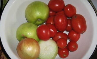 Cum să faci acasă ketchup de roșii pentru iarnă? Spălați cu grijă legumele și merele. Scoateți coaja de pe ceapă.