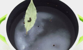 Com preparar xucrut sucós i cruixent en un pot de 3 litres per a l'hivern? Primer, preparem la salmorra. Bullir aigua juntament amb sal, sucre, llorer i grans de pebre negre.