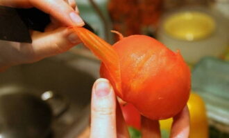 Cum să faci acasă ketchup de lingat din roșii și ardei gras pentru iarnă? Mai întâi, spălați roșiile și uscați-le cu un prosop de bucătărie. Apoi le eliberăm de coajă. Pentru a face cojile de îndepărtat mai ușor și mai rapid, turnați apă clocotită peste roșii timp de câteva minute și apoi coborâți-le în apă rece. 