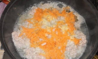 Com cuinar la pasta farcida de carn picada? Piqueu les cebes i ratlleu les pastanagues. Cuini les verdures a foc lent en oli vegetal fins que estiguin toves. Com cuinar la pasta farcida de carn picada? Piqueu les cebes i ratlleu les pastanagues. Cuini les verdures a foc lent en oli vegetal fins que estiguin toves.