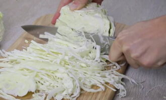 Cum se prepară varză murată suculentă și crocantă pentru iarnă în borcane după rețeta clasică? Tăiem varza în mai multe părți, apoi o tocăm în orice mod convenabil pentru dvs.