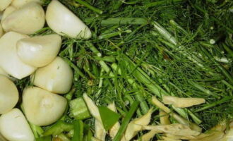 Com preparar cogombres cruixents amb aspirina per a l'hivern en pots de 3 litres? El primer pas és esterilitzar els pots amb qualsevol mètode adequat, ja que literalment començarem a omplir-los de seguida. I preparar tots els ingredients. Com preparar cogombres cruixents amb aspirina per a l'hivern en pots de 3 litres? El primer pas és esterilitzar els pots amb qualsevol mètode adequat, ja que literalment començarem a omplir-los de seguida. I preparar tots els ingredients.