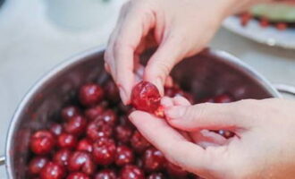 Paano gumawa ng simpleng cherry jam para sa taglamig? Hugasan namin ang mga berry at maingat na alisin ang mga buto. Maaari itong gawin gamit ang iyong mga kamay o gamit ang isang hairpin.