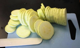 Hoe kook je snel en smakelijk gebakken courgette in beslag in een koekenpan? We wassen de groente grondig onder water en snijden hem in dunne plakjes. Het is niet nodig om de dunne schil te verwijderen. Hoe kook je snel en smakelijk gebakken courgette in beslag in een koekenpan? We wassen de groente grondig onder water en snijden hem in dunne plakjes. Het is niet nodig om de dunne schil te verwijderen.