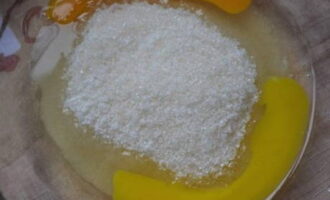 Làm thế nào để nướng một chiếc bánh kefir ngon với quả anh đào trong lò? Đặt trứng vào một cái bát sâu cùng với đường. Đánh đều các nguyên liệu cho đến khi tạo thành bọt mịn.