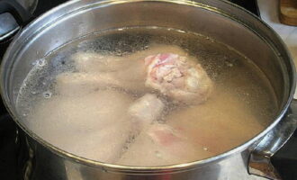 Hoe maak je heerlijke soep met kippenbouillon? Vul de pan met water en doe de kip erin. Als je een rijke bouillon wilt, is het beter om vleugels of dijen te gebruiken in plaats van borst. Zet het op een laag vuur op het vuur, zodat de bouillon na het koken niet borrelt, en wacht tot het schuim verschijnt: zorg ervoor dat je het afschuimt. Je kunt er ook een ui bij het vlees gooien en meekoken. Voeg aan het einde van het koken zout toe. De geschatte tijd die nodig is voor het koken is 30-40 minuten. De bouillon moet transparant zijn. 