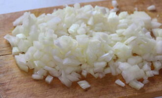 Cum să gătești simplu și delicios paste cu tocană? Scoateți coaja de ceapă și spălați-o. Apoi se toacă mărunt.
