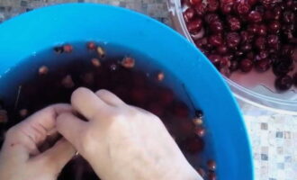 Cum să faci dulceață groasă de cireșe pentru iarnă? Se cântăresc cireșele cu sâmburi. Clătiți bine boabele, îndepărtați tulpinile și semințele. Fă-o într-un mod care ți se potrivește. Unii oameni scot semințele cu mâna, alții folosesc un ac, iar alții folosesc mașini speciale. Principalul lucru este rezultatul final, fructele de pădure fără semințe. Drept urmare, cireșele preparate vor avea aproximativ aceeași greutate cu cât avem nevoie de zahăr pentru a face dulceața.