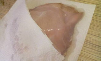 Com cuinar el filet de pollastre amb una salsa cremosa? Comprovem al pollastre la presència de pel·lícules i cartílags. Traieu-los i esbandiu la carn sota aigua tèbia corrent. Col·loqueu el pit sobre una tovallola de paper i assequeu-lo. 