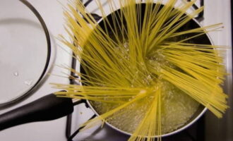 Com cuinar pasta amb pollastre amb salsa cremosa? Primer, aboquem aigua freda a la paella. Enceneu el fogó i poseu-hi la paella. Espereu que l'aigua bulli. Afegir sal al gust i remenar. Després d'això, reduïu el foc a mitjà. Poseu els espaguetis a la paella. No es recomana trencar-los. Baixeu els espaguetis a l'aigua a poc a poc perquè conservi la seva longitud. Això farà que la pasta sigui més gustosa i sembli molt més apetitosa. Durant la cocció, no us oblideu de remenar els espaguetis per evitar que s'enganxin. Quan l'aigua torni a bullir, coeu la pasta durant 10-15 minuts. Escorreu l'aigua amb un colador i deixeu-hi els espaguetis perquè l'excés de líquid s'escorri amb seguretat.  