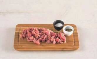 Cum să gătești stroganoff de porc în sos de smântână? Inainte de a taia carnea de porc se spala si se usuca bine carnea. Apoi sare si pipereaza bucatile de carne tocata si le punem intr-un recipient adanc, in care lasam carnea de porc la marinat 20 de minute. Cum să gătești stroganoff de porc în sos de smântână? Inainte de a taia carnea de porc se spala si se usuca bine carnea. Apoi sare si pipereaza bucatile de carne tocata si le punem intr-un recipient adanc, in care lasam carnea de porc la marinat 20 de minute.