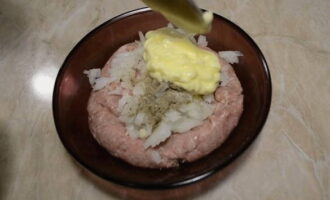 Com cuinar deliciosos nius de pasta amb carn picada? A la carn picada descongelada afegiu-hi el formatge i l'all ratllat finament, la ceba tallada a daus fins, la sal, el pebre i una cullerada de maionesa. Barregeu tots els ingredients immediatament fins que estiguin gairebé homogenis.